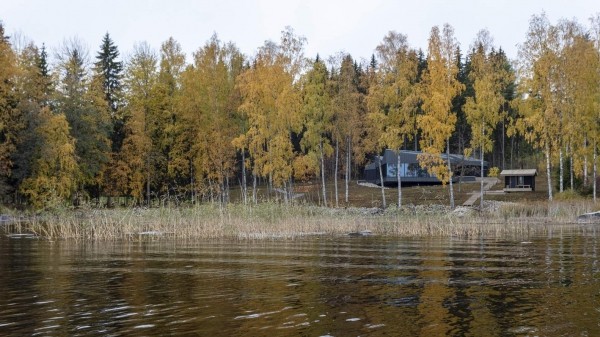 Яркий модернистский дом у лесного озера, Финляндия